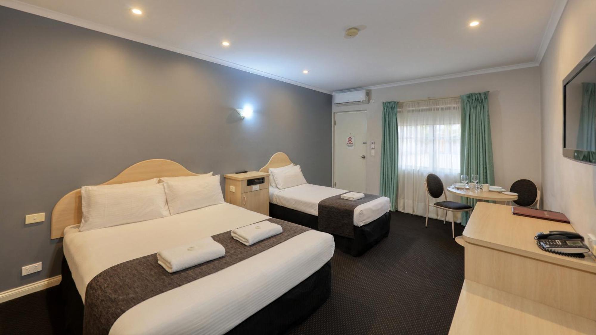 Charles Rasp Motor Inn & Cottages Брокен-Хилл Экстерьер фото