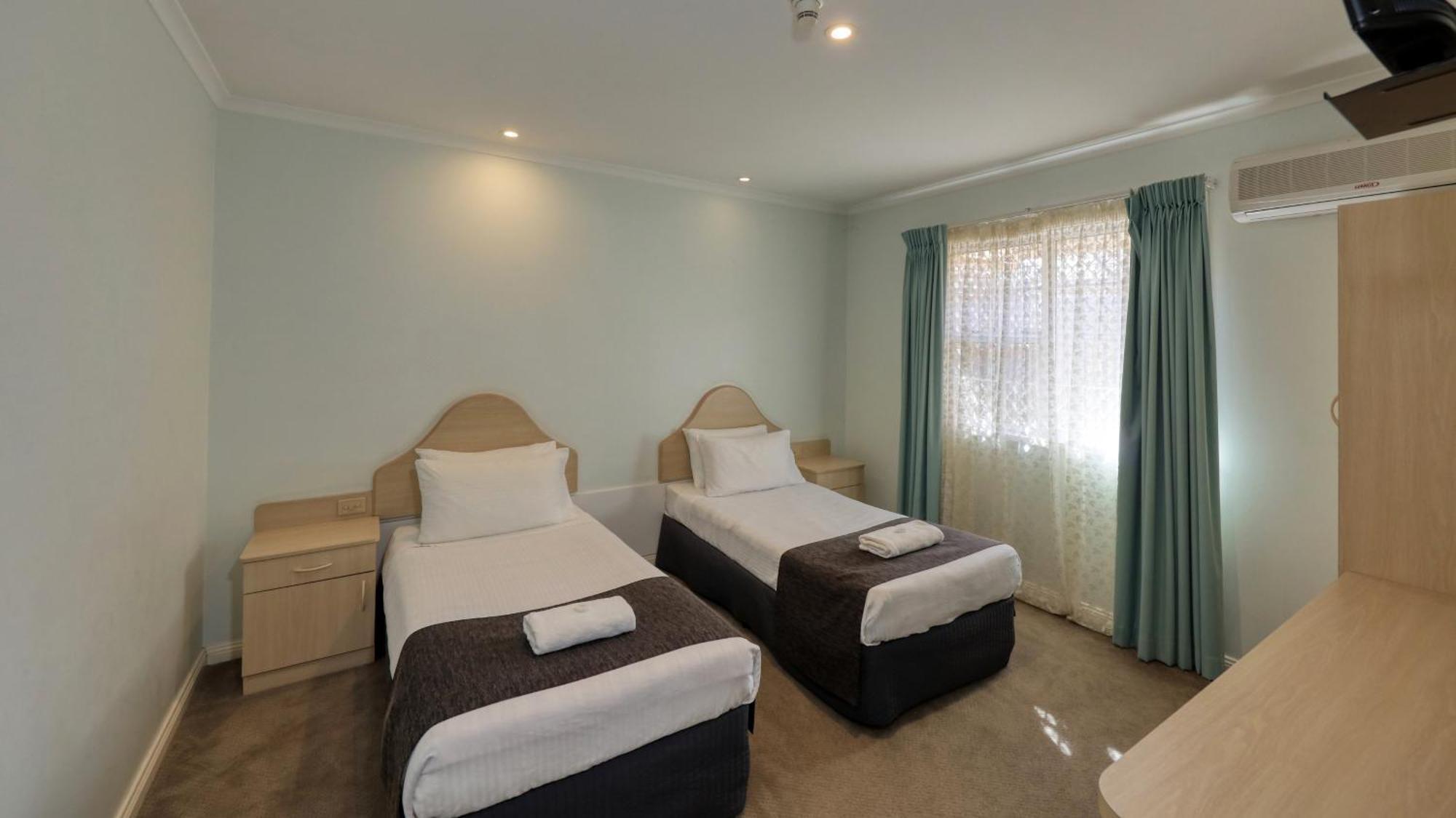 Charles Rasp Motor Inn & Cottages Брокен-Хилл Экстерьер фото