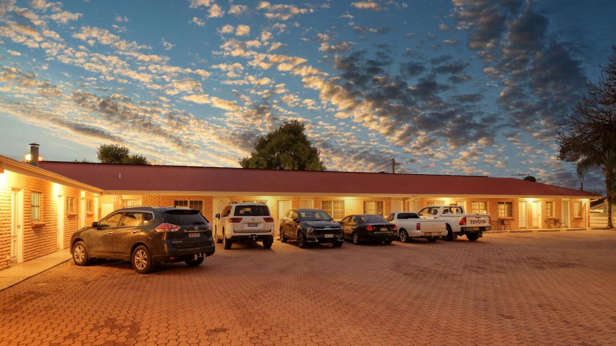Charles Rasp Motor Inn & Cottages Брокен-Хилл Экстерьер фото