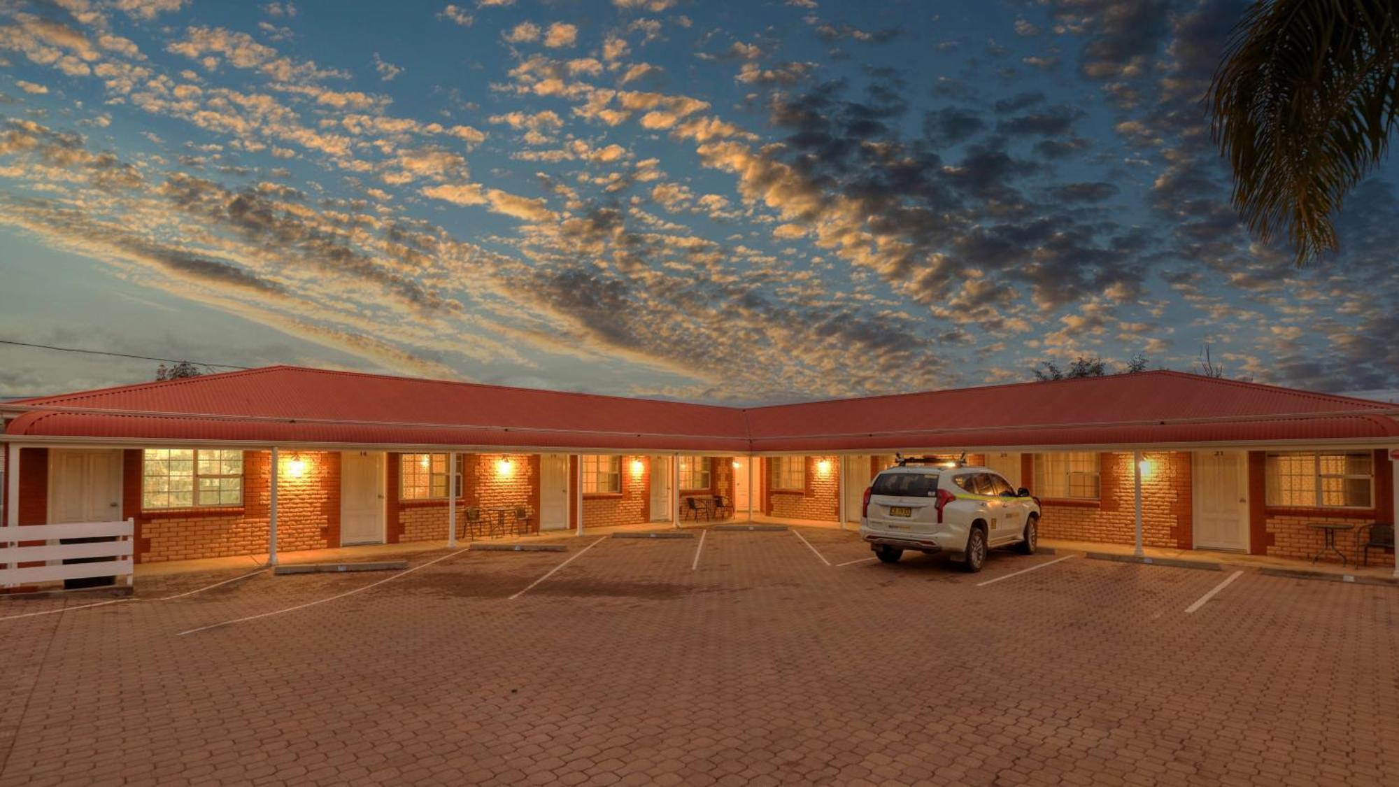 Charles Rasp Motor Inn & Cottages Брокен-Хилл Экстерьер фото