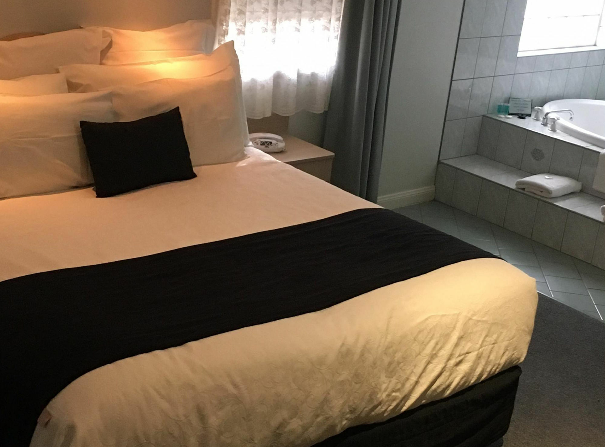 Charles Rasp Motor Inn & Cottages Брокен-Хилл Экстерьер фото
