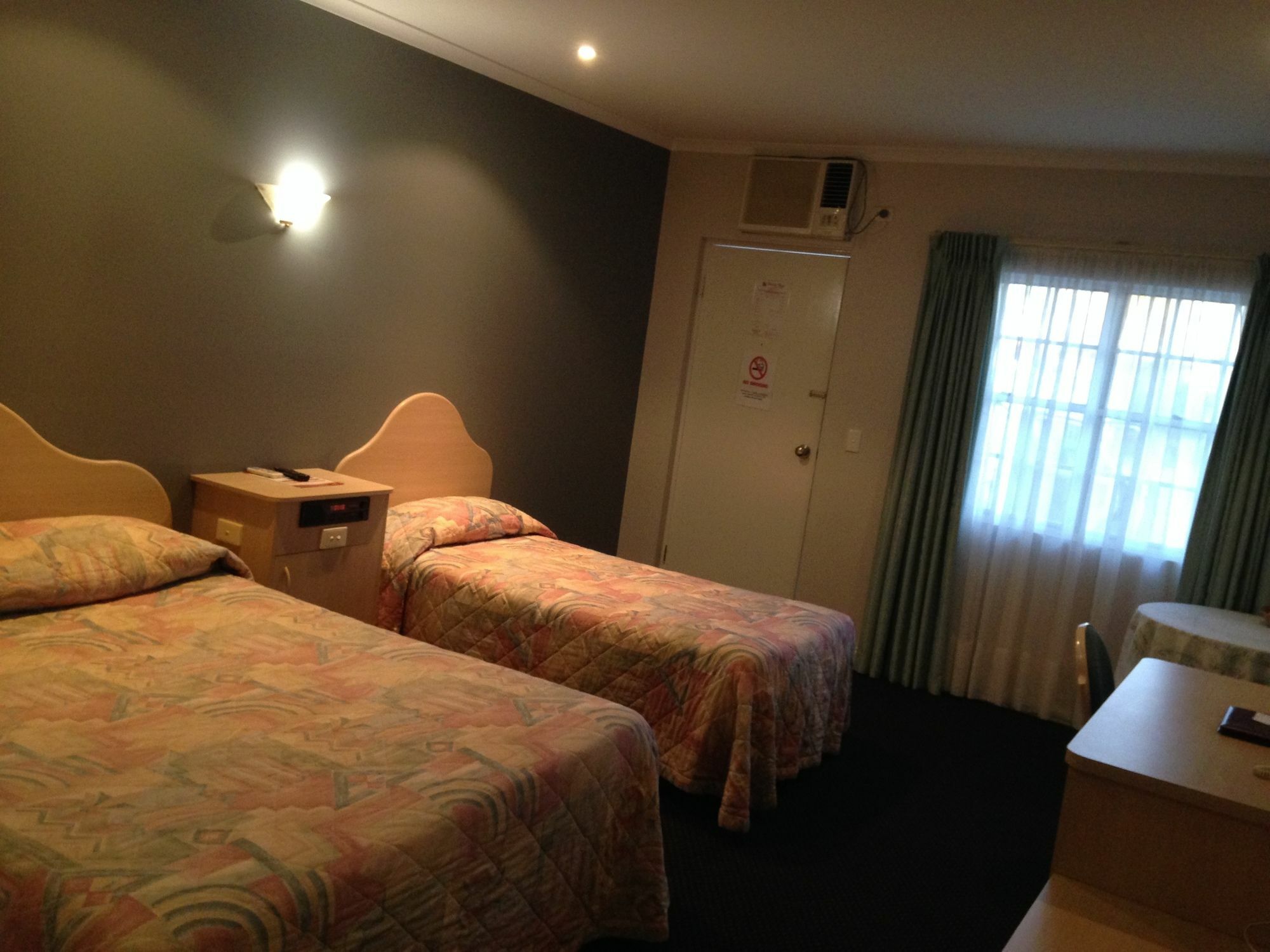 Charles Rasp Motor Inn & Cottages Брокен-Хилл Экстерьер фото